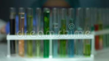 实验室化学家用深冻的黄色液体取试管，精油